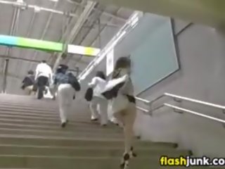 Japonesa mestra nu em público em um subway